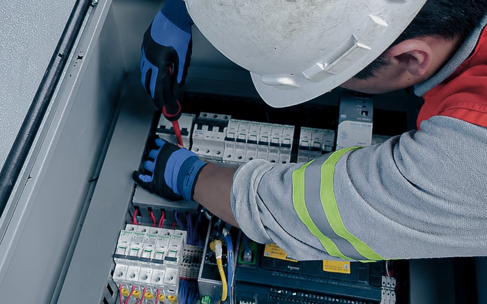 Técnico de N&P Automation cableando un tablero eléctrico en un proyecto llave en mano