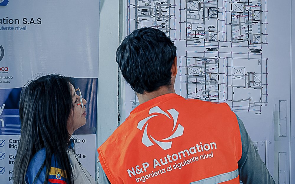 Ingenieros de N&P Automation revisando planos eléctricos durante el diseño de un proyecto industrial